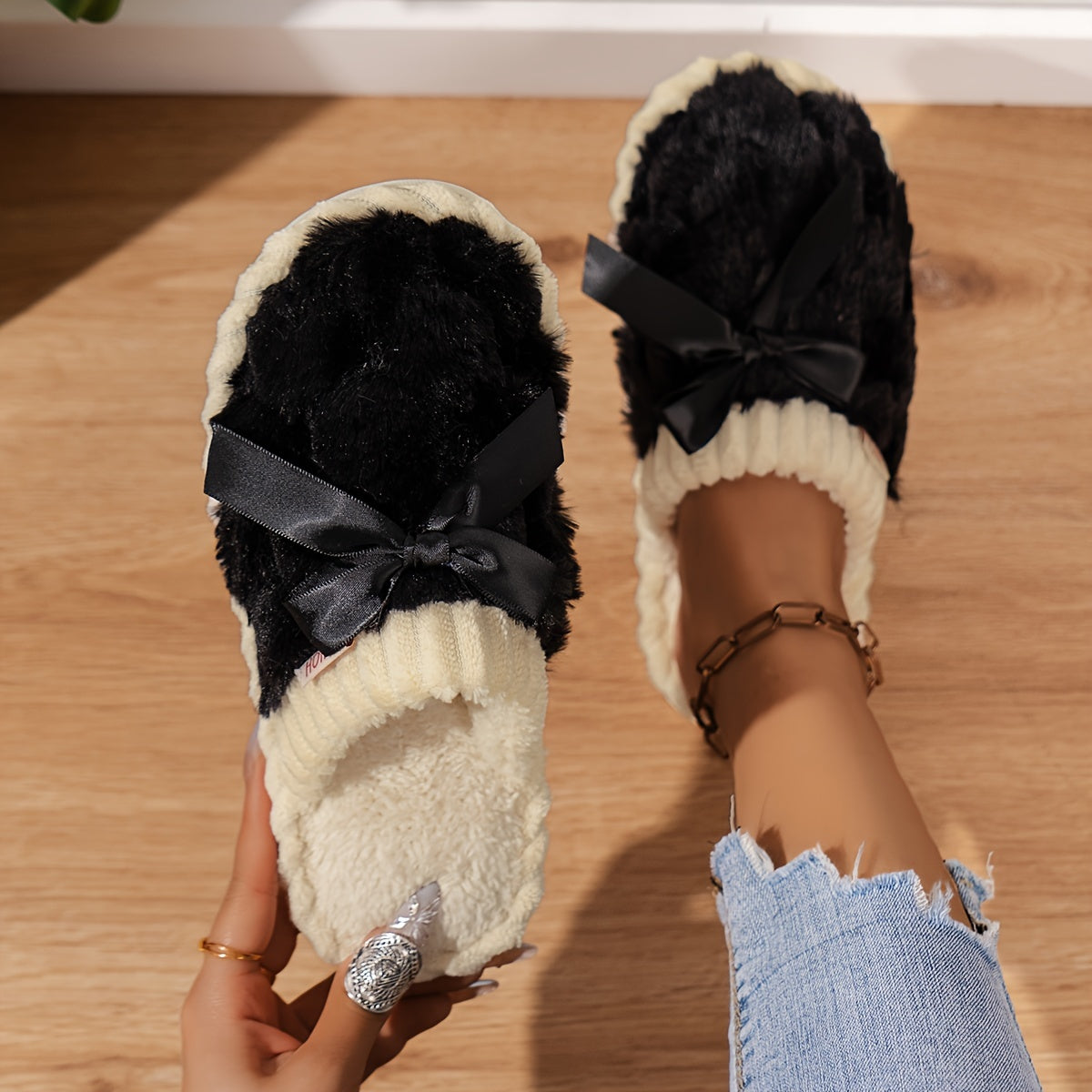 [Cozy Plush Slippers] Soft & Warm Women's Winter Plush Slippers | Cozy Chic Indoor Comfort with Non-Slip PVC Sole, Cream Cuff Detail, Hand Washable